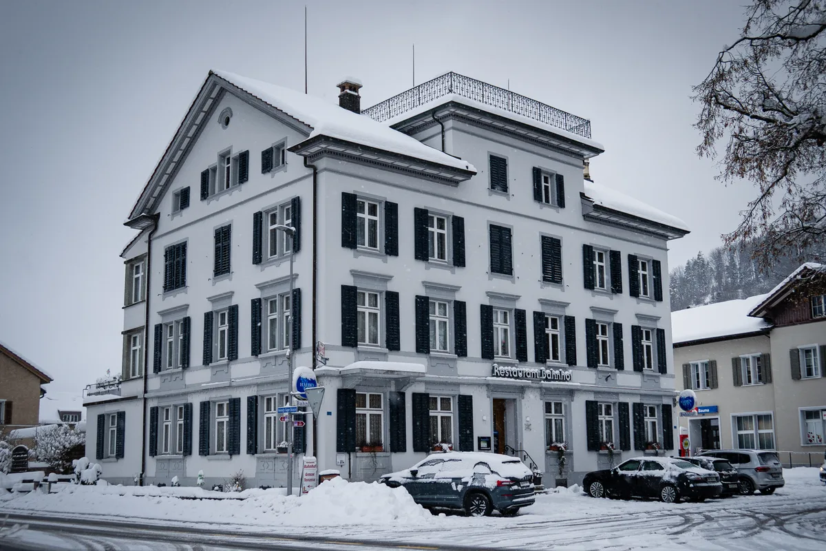 Das «Bahnhöfli» während des frühen Wintereinbruchs im November. Das Restaurant Bahnhof in Bauma in winterlicher Atmosphäre.